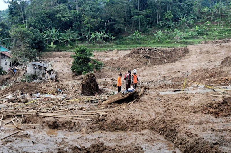 Petugas BPBD di lokasi tanah longsor dan banjir bandang di Kampung Srudug, Desa Wangunjaya, Leuwisadeng. Rabu (13/5/2020). Bencana tersebut menelan satu korban jiwa. Foto : Hendinovian / Radar Bogor - Image