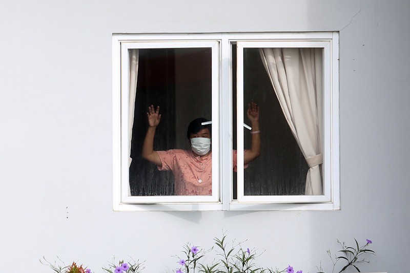 Pasien Positif COVID-19 mengikuti kegiatan senam pagi di Rumah Singgah Karantina COVID-19, Kabupaten Tangerang, Banten, Selasa (26/5/2020). Kegiatan Senam rutin pagi tersebut dilakukan dirumah singgah yang diikuti 40 pasien yang positif Orang Tanpa Gejala - Image