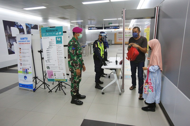 Personil TNI berjaga di Stasiun MRT Bundaraan HI, Jakarta, Selasa (26/5). Aparat gabungan TNI dan Polri akan dikerahkan ke berbagai lokasi keramaian untuk mengawasi aktivitas masyarakat dalam penerapan new normal di tengah pandemi covid-19. Pengerahan apa - Image
