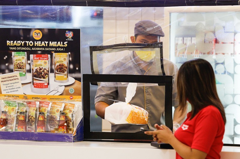 Suasana sejumlah gerai makanan yang berada di Tunjungan Plaza harus merubah strategi penjualan mereka ditengan Pandemi Covid-19 dengan konsep - Image