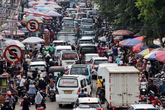 Suasana kepadatan lalu lintas akibat PKL yang berjualan di Kebayoran Lama, Jakarta, Jumat (22/5/2020). Meskipun masih dalam penerapan Pembatasan Sosial Berskala Besar (PSBB), lalu lintas di kawasan tersebut selalu ramai dipadati kendaraan dan pedagang ka - Image