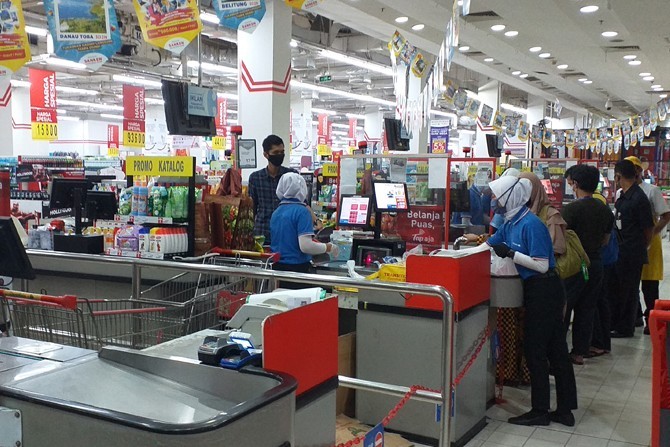 Suasana sepi salah satu pasar swalayan di Serpong, Tangerang Selatan, Jakarta, Rabu (13/5/2020). Asosiasi Pengelola Pusat Belanja Indonesia (APPBI) mengklaim pendapatan mal atau pusat perbelanjaan anjlok 90 persen karena penerapan Pembatasan Sosial Berska - Image