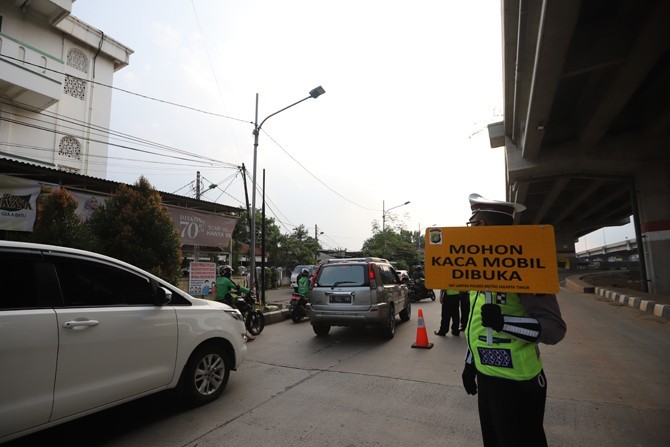 Petugas melakukan pengecekan kendaraan di Check Point pembatasan sosial berskala besar (PSBB) di kawasan Kalimalang, Bekasi, Jawa Barat, Sabtu (23/5/2020). Pemerintah Daerah DKI Jakarta mewajibkan warga yang hendak keluar maupun masuk ke ibu kota menunjuk - Image