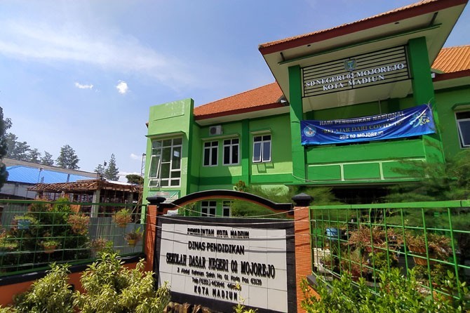 BERBENAH: Pemkot Madiun melakukan perbaikan sarana pendidikan selama masa pandemi untuk memberikan kenyaman bagi siswa sata kembali ke sekolah. (Dok.JawaPos.com) - Image