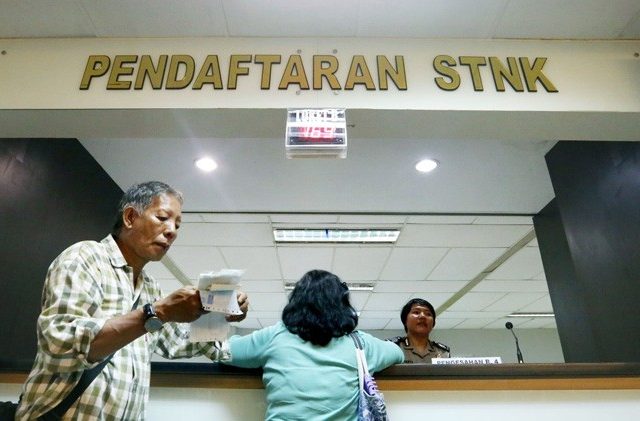 Ilustrasi layanan perpanjangan STNK di kantor Samsat beberapa waktu lalu. - Image