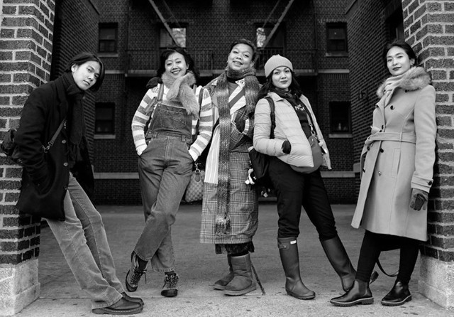 Dari kiri: Iqbaal, Asri Welas, Tika Panggabean, Nirina Zubir, dan Happy Salma (Instagram @palarifilms) - Image