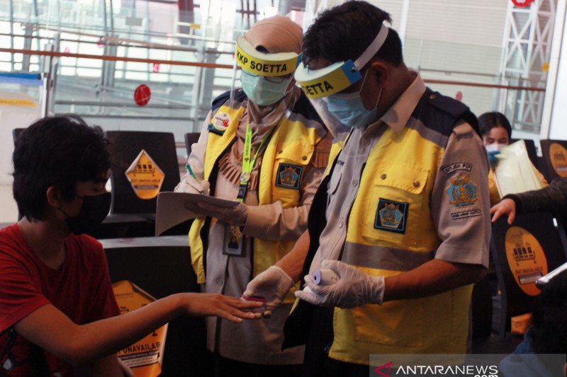 Ilustrasi: Petugas medis dari Kantor Kesehatan Pelabuhan (KKP) Kelas 1 Soekarno Hatta melakukan pengecekan kesehatan calon penumpang sebelum melakukan penerbangan di Terminal 3 Bandara Soekarno Hatta, Tangerang, Banten, Kamis (7/5/2020). ANTARA FOTO/Muham - Image