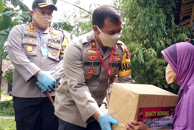 Brigjend Pol Ahmad Luthfi menyerahkan bantuan sosial kepada warga Kelurahan Kuripan, Kecamatan Purwodadi, kemarin. (SIROJUL MUNIR/RADAR KUDUS) - Image