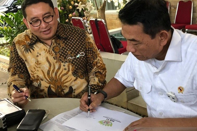 Fadli Zon dan Moeldoko mencapai kata sepakat tentang reunifikasi HKTI yang 10 tahun terpecah menjadi dua kubu. (dok Antara) - Image