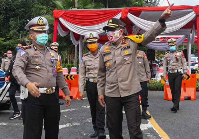 TINJAU PSBB: Kakorlantas Polri Irjen Pol Istiono (kanan) bersama Kasatlantas Polrestabes Surabaya AKBP Teddy Chandra di checkpoint bundaran Waru, Sabtu (2/5). (Dimas Maulana/Jawa Pos) - Image