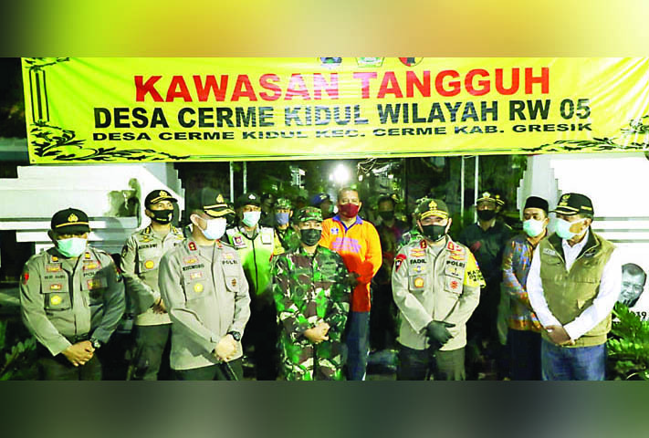 APRESIASI DARI KAPOLDA: AKBP Kusworo Wibowo (dua dari kiri), Letkol Inf Budi Handoko (tiga dari kiri), Irjen Muhammad Fadil Imran (empat dari kiri), dan Sambari Halim Radianto (kanan) memebrikan keterangna pers di Kampung Tangguh Semeru di Desa Cerme Kidu - Image