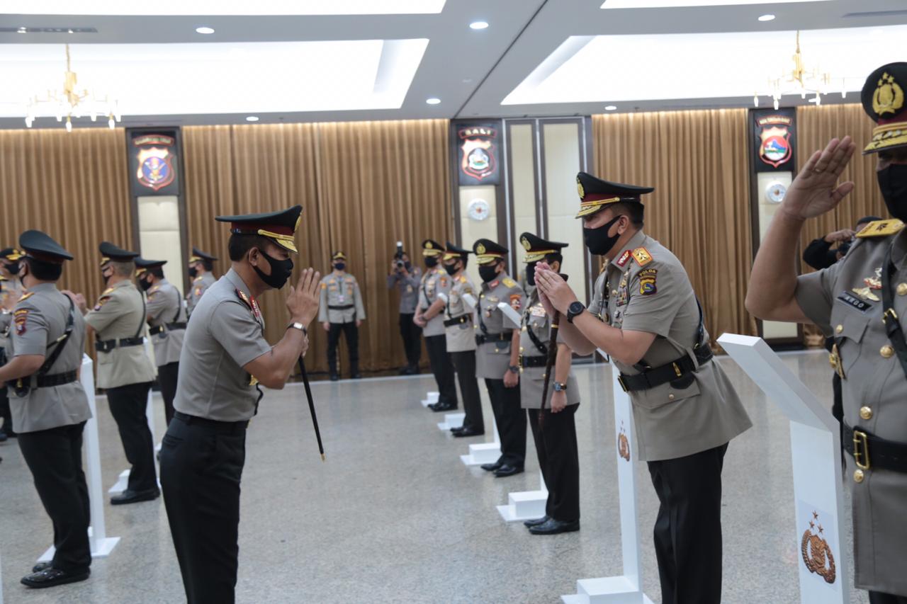 Kapolri Jenderal Pol Idham Azis memimpin upacara serah terima jabatan (sertijab) pejabat utama dan 9 kapolda. (Istimewa) - Image