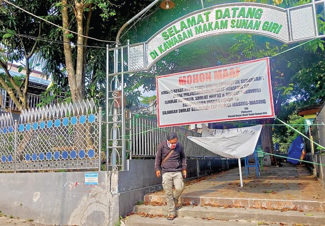 BARU PERTAMA: Tradisi malam selawe di kompleks makam Sunan Giri biasanya dijubeli pengunjung. Namun, karena masa pandemi Covid-19, Pemkab Gresik tahun ini terpaksa menutup akses ke kawasan tersebut. (Laudry Prayoga/Jawa Pos) - Image
