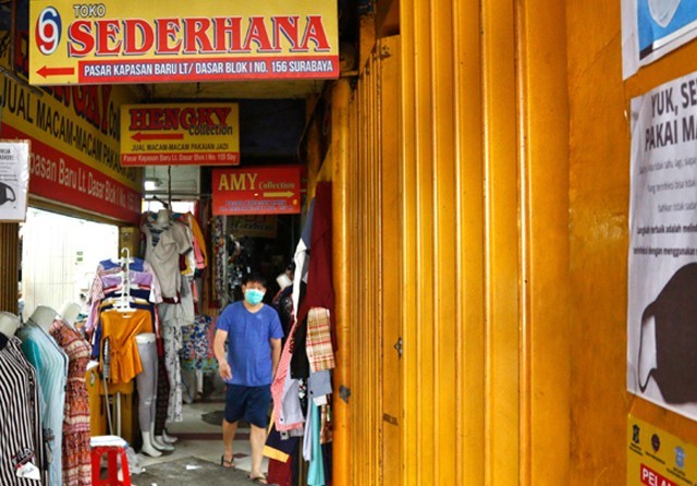 MASIH LEBARAN KETUPAT: Beberapa toko di Pasar Kapasan tutup. Hanya toko pakaian yang buka. (Ahmad Khusaini/Jawa Pos) - Image