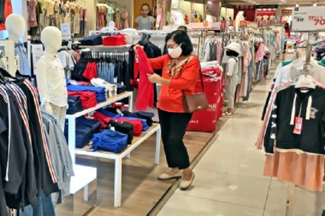Suasana salah satu penjualan pakaian ditengah pandemi covid 19 di salah satu mall di Surabaya. Rabu 27/05/2020. Foto Puguh Sujiatmiko/Jawa Pos - Image