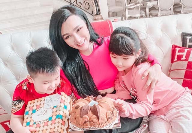 Amelia Salim mendampingi putra-putrinya saat tetap berada di rumah saja. (Amelia Salim for Jawa Pos) - Image
