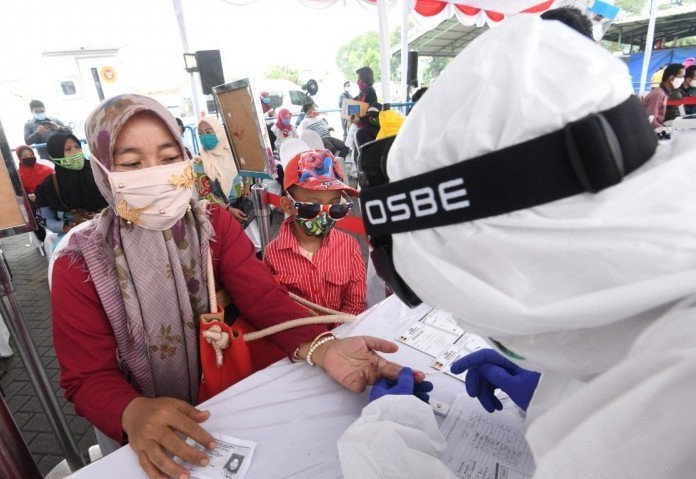 Petugas mengambil sampel darah dari peserta rapid test Covid-19 masal yang diselenggarakan Badan Intelijen Negara hari ke-9 di Surabaya, Jawa Timur, Sabtu (6/6). Antara - Image