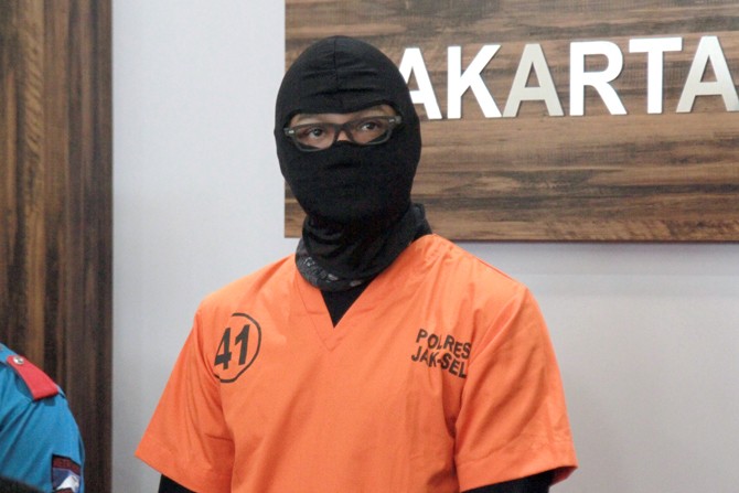 Aktor Dwi Sasono dihadirkan penyidik Satnarkoba pada rilis kasus narkoba di Polres Jakarta Selatan, Jakarta, Senin (1/6/2020). Pemeran di sejumlah film dan program televisi di Indonesia tersebut ditetapkan sebagai tersangka kasus kepemilikan narkoba denga - Image