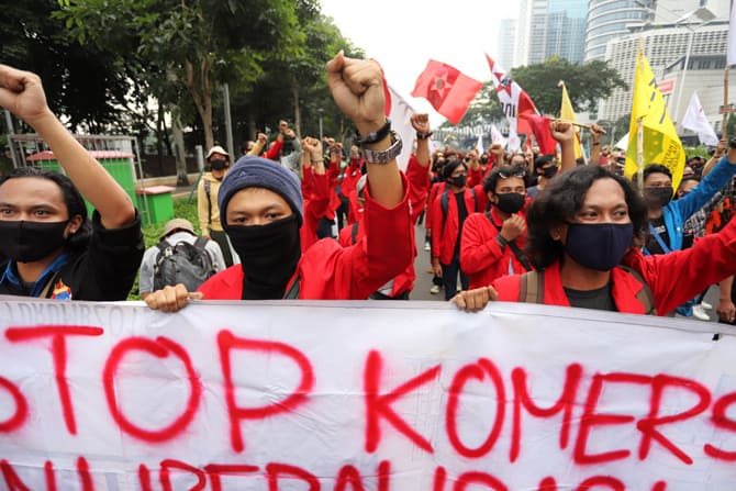 Massa dari Gerakan Mahasiswa Jakarta Bersatu (GMJB) melakukan aksi unjuk rasa di depan gedung Kemendikbud, Jakarta, Senin (22/6/2020). Mereka mendesak pemerintah melalui Kementerian Pendidikan dan Kebudayaan (Kemendikbud) untuk membuat regulasi potongan b - Image