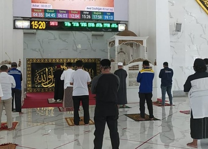 Suasana salat berjamaah di Masjid Agung Syekh Yusuf Gowa setelah difungsikan kembali dengan menerapkan protokol kesehatan. Muh. Hasanuddin/Antara - Image