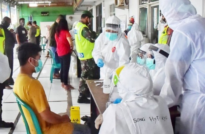 Pemeriksaan swab dan tes cepat masal di Pasar Cileungsi, Kabupaten Bogor, pada Minggu (31/5). M. Fikri Setiawan/Antara - Image