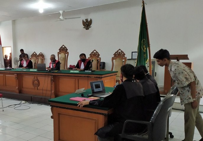 Pengacara terdakwa kasus hoaks Sunda Empire ajukan eksepsi saat persidangan di Pengadilan Negeri (PN) Bandung, Kota Bandung, pada Kamis (18/6). Bagus Ahmad Rizaldi/Antara - Image