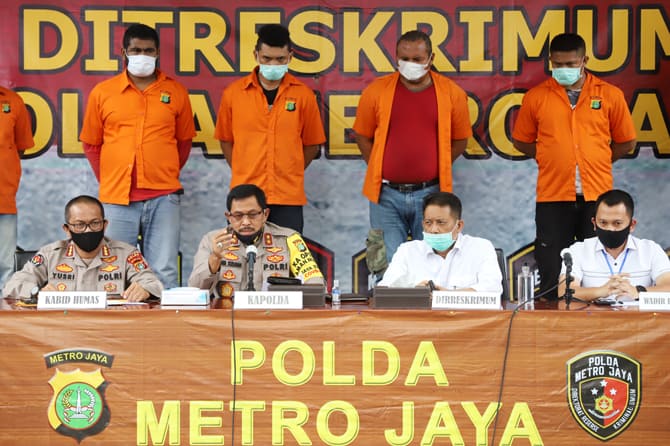 Kapolda Metro Jaya Irjen Pol Nana Sudjana (kedua kiri) didampingi Kabid Humas Kombes Pol Yusri Yunus (kiri), Dirreskrimum Kombes Pol Tubagus Ade Hidayat (kedua kanan) dan Wadirreskrimum AKBP Jean Calvijn Simanjuntak memberikan keterangan pers kasus kejaha - Image