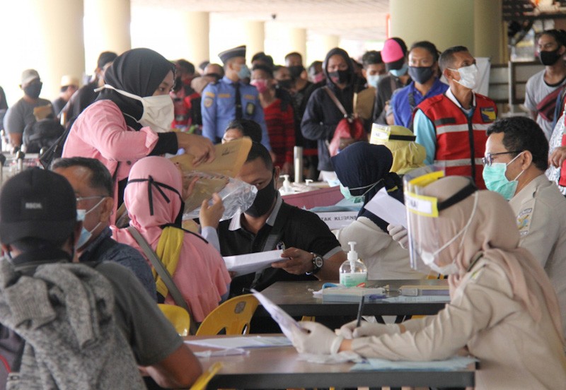 calon penumpang memadati area pintu keberangkatan Bandara Hang Nadim Batam, Rabu (3/6). Mereka antri saat akan melakukan pemeriksaan kesehatan dan pemeriksaan dokumen oleh tim medis yang menjadi menjadi syarat bagi penumpang pesawat yang akan melakukan - Image