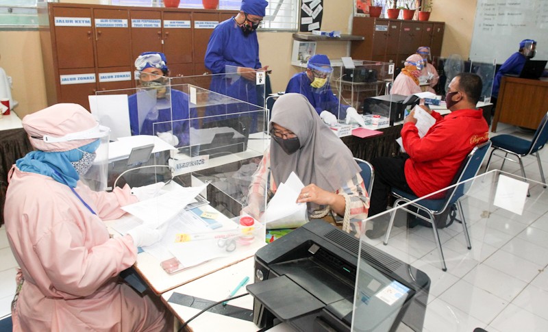 PPDB SMPN 1 BOGOR Petugas melakukan verifikasi data saat Penerimaan Peserta Didik Baru (PPDB) di SMP Negeri 1 Kota Bogor. Jawa Barat,Selasa (16/6/2020), PPDB Sekolah Menengah Pertama (SMP) Kota Bogor secara real - Image