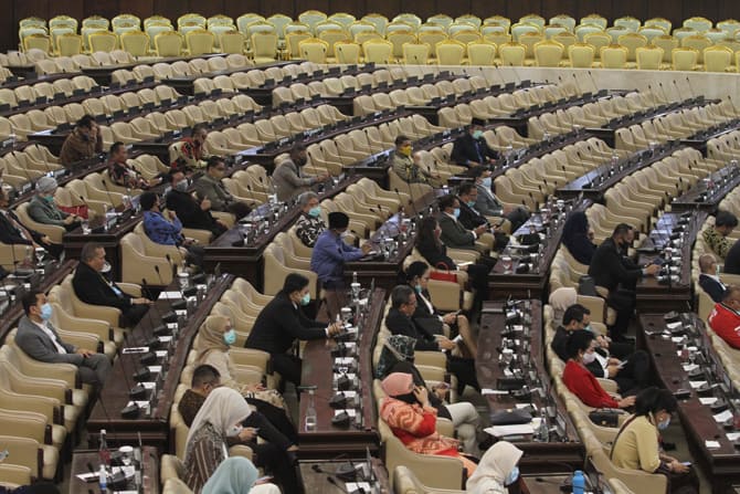 Suasana Sidang Paripurna pembukaan Masa Persidangan IV Tahun Sidang 2019-2020 di Gedung Nusantara, Kompleks Parlemen Senayan, Jakarta, Senin (15/6). Rapat yang digelar masih dengan protokol kesehatan ini beragendakan penyampaian pidato pembukaan masa pers - Image