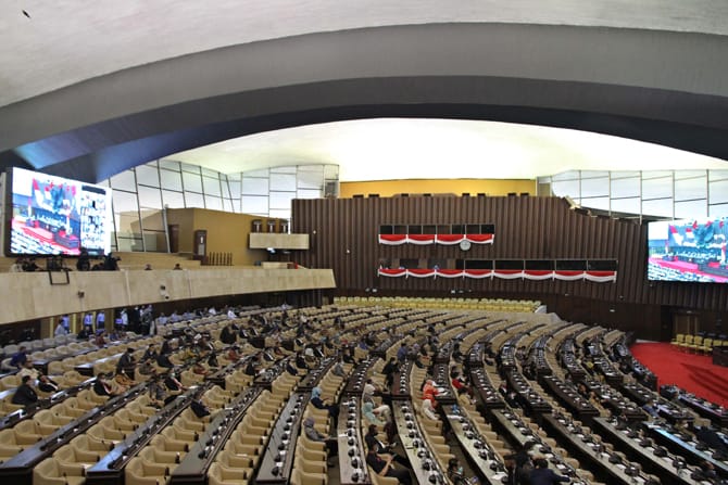 Suasana Sidang Paripurna pembukaan Masa Persidangan IV Tahun Sidang 2019-2020 di Gedung Nusantara, Kompleks Parlemen Senayan, Jakarta, Senin (15/6). Rapat yang digelar masih dengan protokol kesehatan ini beragendakan penyampaian pidato pembukaan masa pers - Image