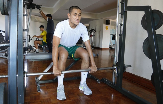 Syaifuddin, bek Persebaya berlatih di gym apartemen Puncak Marina, Surabaya, kemarin (9/6). FOTO: Angger Bondan/Jawa Pos - Image