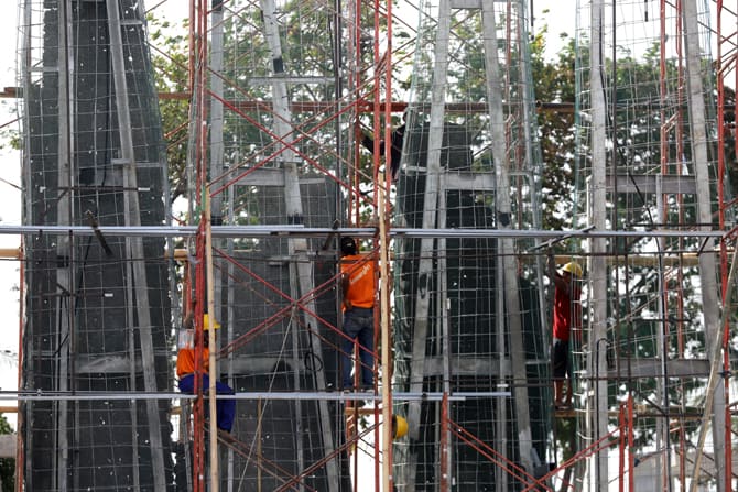 Pekerja menyelesaikan proyek konstruksi pembangunan di Kawasan Ancol, Jakarta Utara, Jumat (27/6/2020). Pada tahun 2020, Kementerian Pekerjaan Umum dan Perumahan Raky;at (PUPR) menargetkan sertifikasi kepada 113.900 orang untuk tenaga kerja konstruksi. Fo - Image