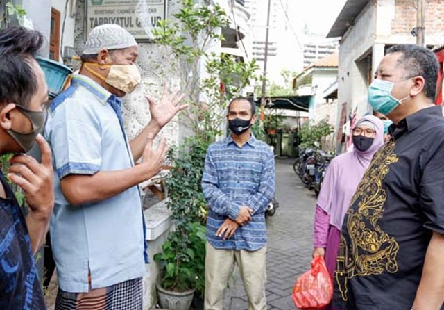 TAMPUNG KELUHAN: Wakil Wali Kota Surabaya Whisnu Sakti Buana (kanan) berdialog dengan warga Kedungturi yang baru dipulangkan dari tempat isolasi. (Alfian Rizal/Jawa Pos) - Image