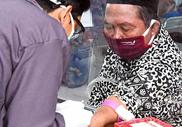 ANTISIPASI: Gugus Tugas Percepatan Penanganan (GTPP) Covid-19 Banyuwangi menggelar rapid test masal bagi para pengajar ponpes di kabupaten tersebut. (Ramada Kusuma/Jawa Pos Radar Banyuwangi) - Image