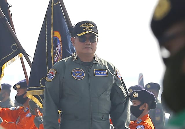 WARGA KEHORMATAN: KSAL Laksamana TNI Yudo Margono mengikuti seremoni penyematan brevet penerbang di Lanudal Juanda, Rabu (24/6). (Dipta Wahyu/Jawa Pos) - Image