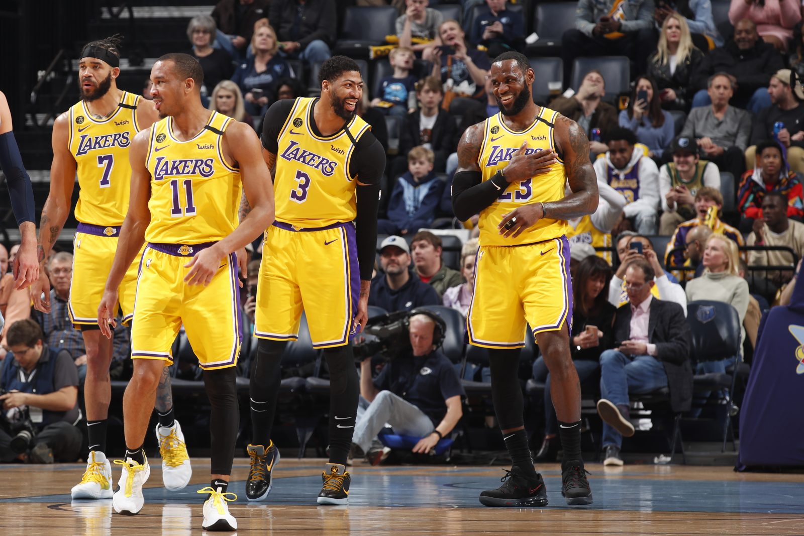 Bintang-bintang LA Lakers LeBron James, Anthony Davis, Avery Bradley, dan JaVale McGee saat bermain melawan Memphis Grizzlies di FedEx Forum, Memphis. LA Lakers termasuk yang diuntungkan ketika liga bergulir lagi dengan format 22 tim dan delapan game ters - Image