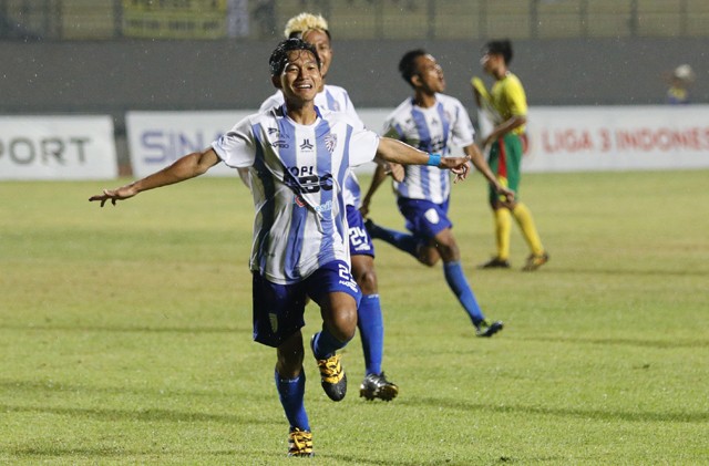 Para pemain Putra Sinar Giri FC merayakan gol penentu kemenangan yang dicetak Muhammad Fatikul (kiri), pemain Putra Sinar Giri FC ke gawang Perseta Tulungagung saat injury time di Stadion Joko Samudro, Gresik, kemarin (23/12). FOTO: Angger Bondan/Jawa Pos - Image