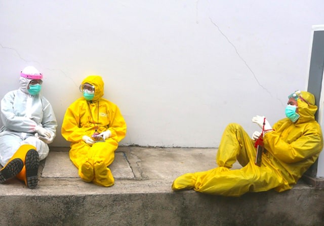 ISTIRAHAT: Tenaga kesehatan mengaso setelah menangani rapid dan swab test ratusan orang dalam sehari di GOR Delta, Rabu (24/6). (Boy Slamet/Jawa Pos). - Image