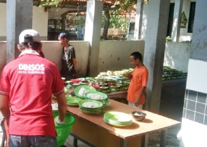 Sejumlah orang dalam gangguan jiwa (ODGJ) mengambil makanan di Lingkungan Pondok Sosual (Liponsos) Keputih Kota Surabaya. Humas Pemkot Surabaya/Antara - Image