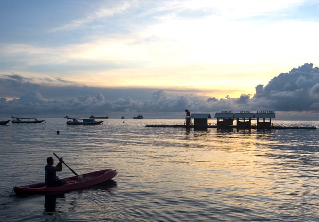 RUMAH APUNG: Suasana di Bangsring Underwater, salah satu destinasi wisata di Banyuwangi. Kabupaten itu diproyeksikan bisa menerapkan uji coba new normal sektor pariwisata. (Ramada Kusuma/Jawa Pos Radar Banyuwangi) - Image