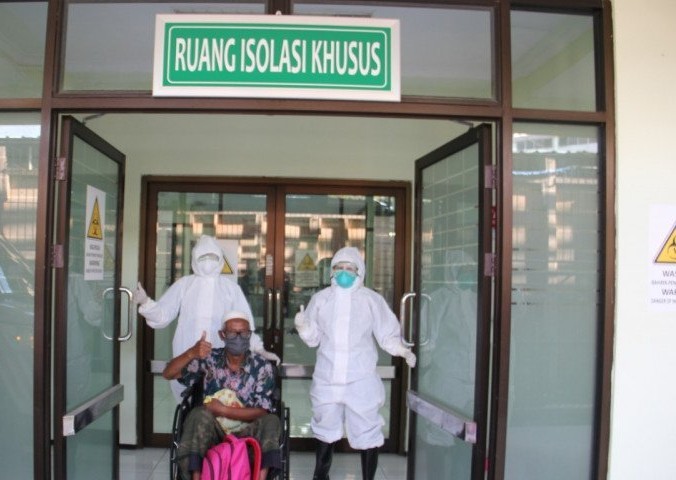 Perawat mengantar kakek SB yang pulang dari RSD Soebandi Jember setelah dinyatakan sembuh dari Covid-19 di Jember. Diskominfo Jember/Antara - Image