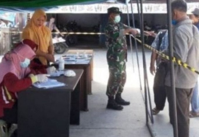 Proses pemeriksaan identitas dan suhu tubuh di Pelabuhan Penajam, Kabupaten Penajam Paser Utara. Antara - Image