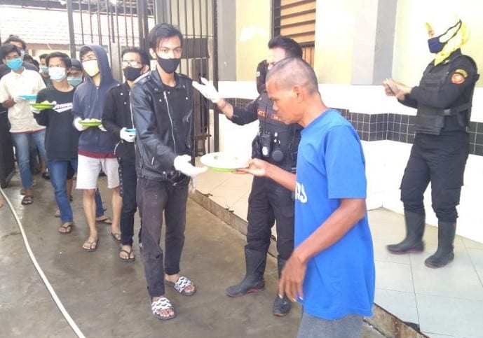 Sebanyak 25 orang yang kedapatan tidak memakai masker di tempat umum kena sanksi melakukan kerja sosial di Lingkungan Pondok Sosial (Liponsos) Keputih, Kota Surabaya, pada Minggu (28/6). Humas Pemkot Surabaya/Antara - Image