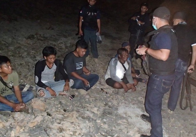 Petugas mengamankan para penambang ilegal. Antara - Image