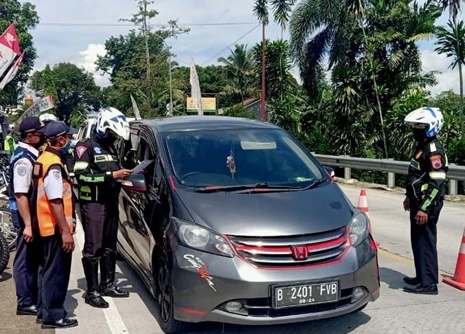 Petugas Satlantas Polresta Banyumas memeriksa kelengkapan surat-surat pengemudi dan penumpang kendaraan tujuan Jakarta di Ajibarang, Kabupaten Banyumas, Jawa Tengah. Satlantas Polresta Banyumas/Antara - Image