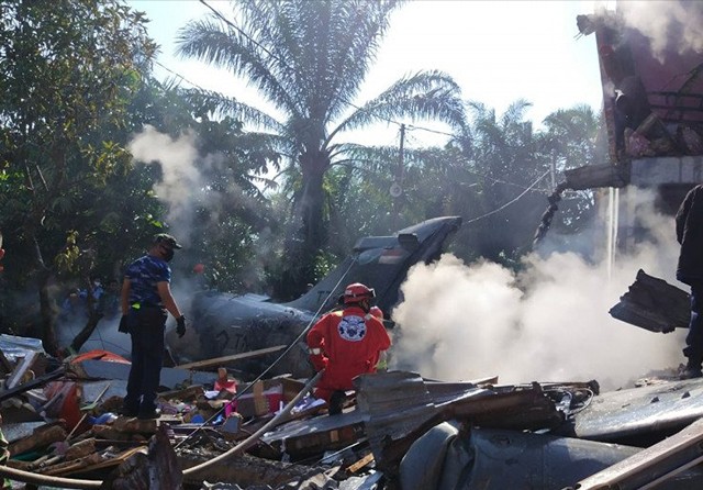 Pesawat militer dari Skadron Udara 12 Pangkalan Udara Roesmin Nurjadin yang jatuh di Desa Kubang Jaya, Kampar, Riau, Snin (15/6). (Antara) - Image