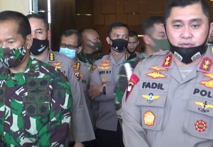 Kapolda Jatim Irjen Pol Mohammad Fadil Imran (kanan) dan Panglima Kodam V/Brawijaya Mayjen TNI Widodo Iryansyah (kiri) usai mempimpin rapat koordinasi kesiapan pengamanan sidang perdata sengketa kepengurusan Yayasan Setia Hati Terate di Madiun pada Rabu ( - Image