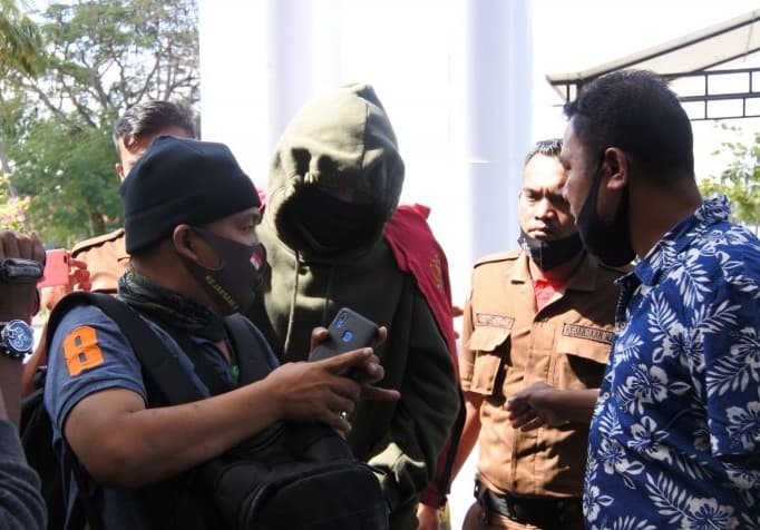 Tim penyidik Kejaksaan Tinggi Nusa Tenggara Timur, menggiring tersangka ketika tiba di Kantor Kejaksaan Tinggi NTT pada Minggu (28/6). Benny Jahang/Antara - Image