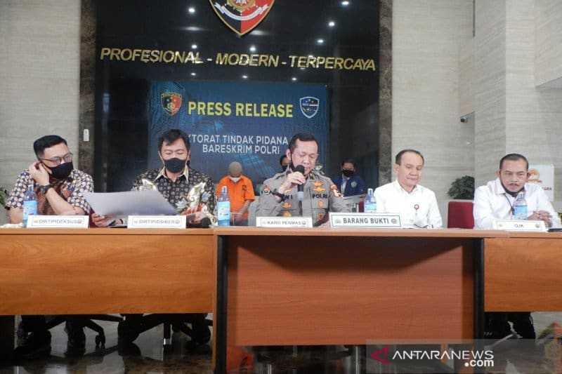 Direktur Tindak Pidana Ekonomi dan Khusus Bareskrim Polri Brigjen Pol. Helmy Santika, Direktur Tindak Pidana Siber Bareskrim Polri Brigjen Pol. Slamet Uliandi, Karopenmas Polri Brigjen Pol. Awi Setiyono, Kepala Departemen Penyidikan Sektor Jasa Keuangan - Image